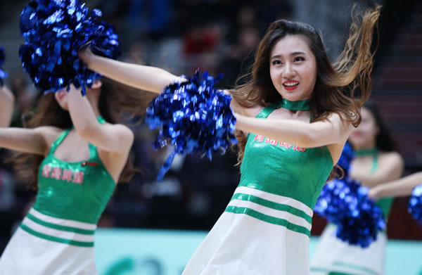 WNBA惊现中国女篮"篮板核武"！李月汝用拳头打碎质疑声